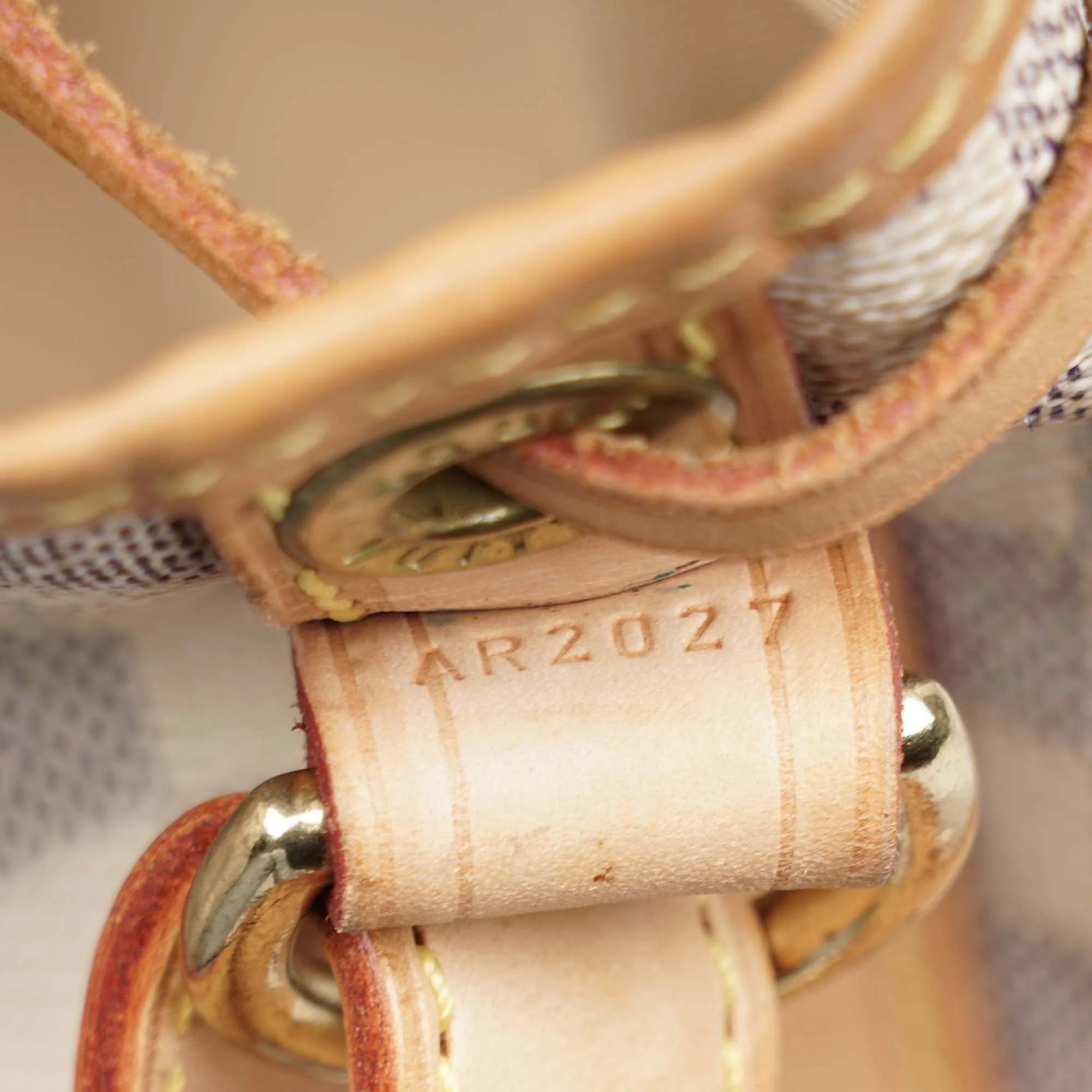 Noé Shoulder Bag - Image 10